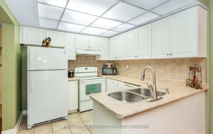 Photo 18 at 41 Chipstead Avenue, Northwood Park, Brampton