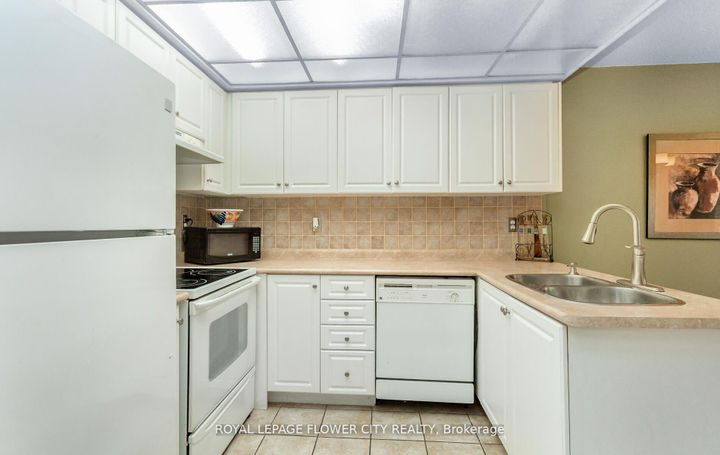 Photo 19 at 41 Chipstead Avenue, Northwood Park, Brampton