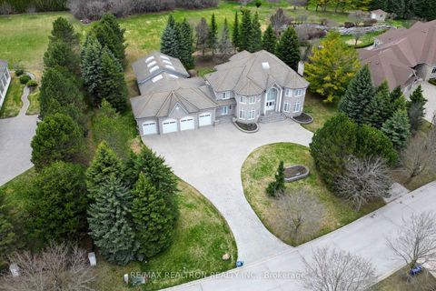 Photo 8 at 23 Kensington Drive, Rural Richmond Hill, Richmond Hill