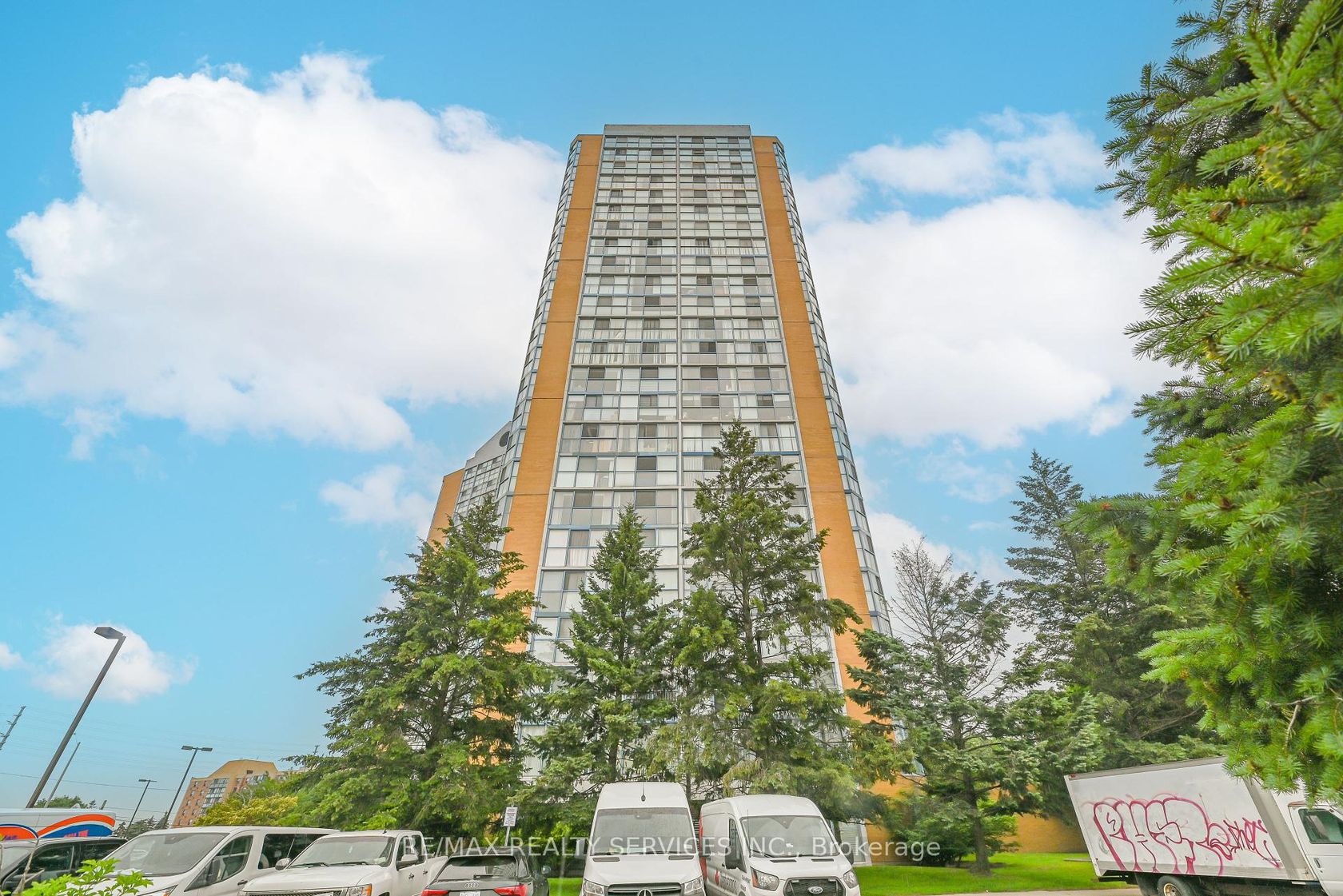 1911 - 35 Trailwood Drive, Hurontario, Mississauga 