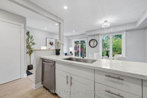 Photo 10 at 34 - 811 Wilson Road N, Pinecrest, Oshawa