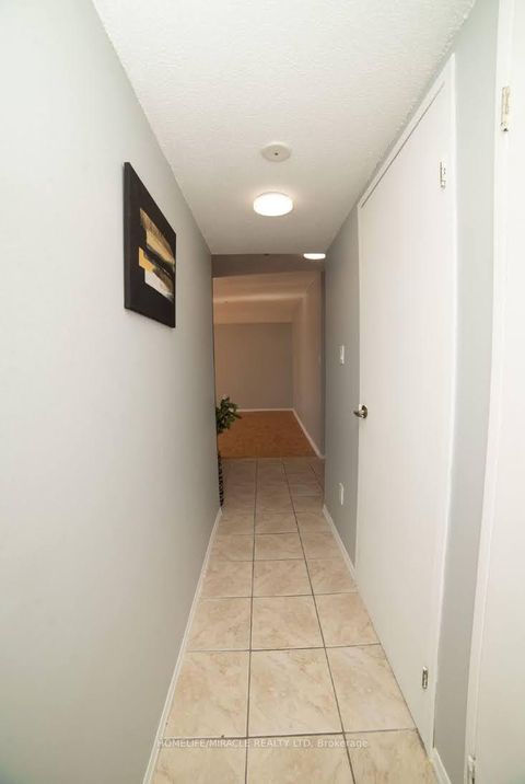 Photo 4 at 404 - 10 Markbrook Lane, Jamestown, Toronto