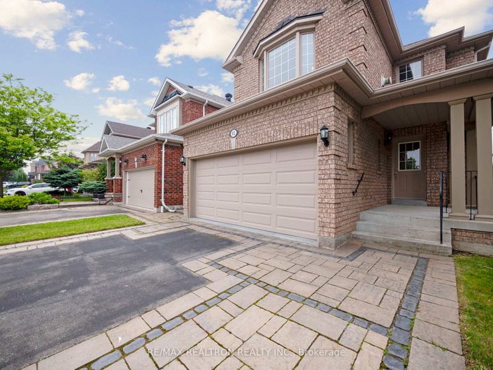 Photo 2 at 62 Macedonia Court, Summerhill Estates, Newmarket