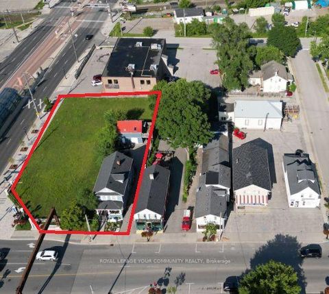 Photo 2 at 11 Main St (432/438 Davis) E, Central Newmarket, Newmarket Photo 2 at 11 Main St (432/438 Davis) E, Central Newmarket, Newmarket