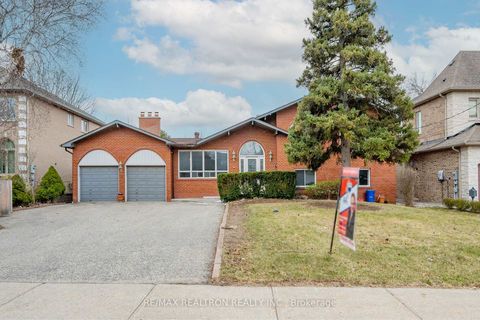 Photo 9 at 209 Crestwood Road, Yorkhill, Vaughan