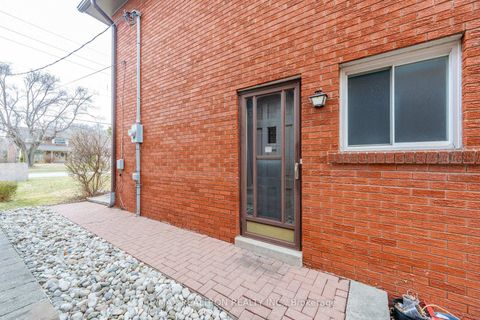 Photo 10 at 209 Crestwood Road, Yorkhill, Vaughan
