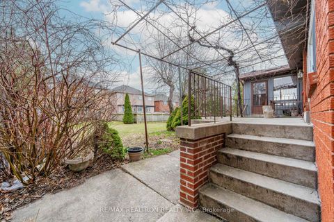 Photo 18 at 209 Crestwood Road, Yorkhill, Vaughan