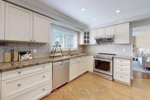 Photo 10 at 9 Trillium Drive, Aurora Highlands, Aurora