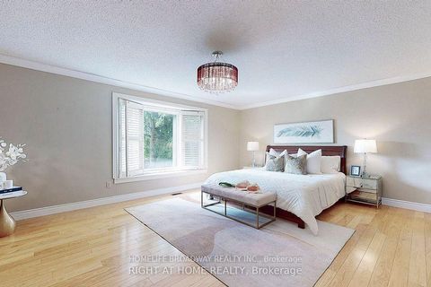 Photo 13 at 9 Trillium Drive, Aurora Highlands, Aurora