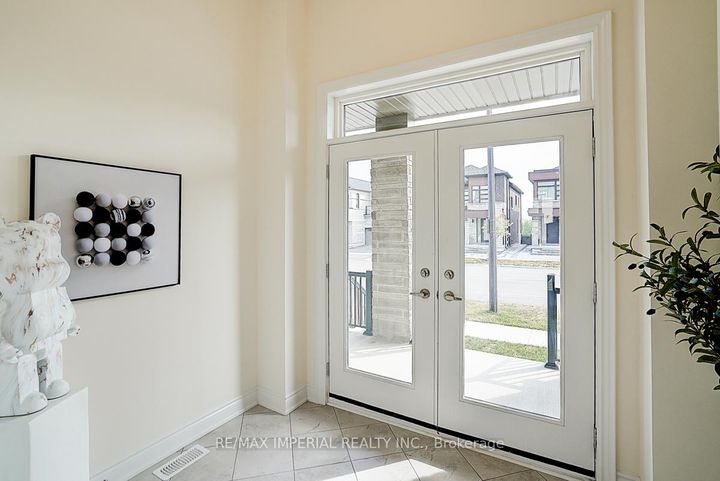 Photo 5 at 168 Bawden Drive, Rural Richmond Hill, Richmond Hill