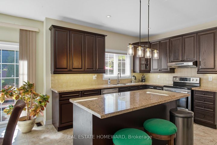 Photo 10 at 9 Tarmack Drive, Jefferson, Richmond Hill