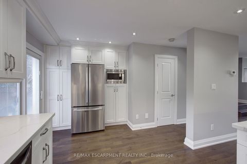 Photo 15 at 214 Ross Lane, RO River Oaks, Oakville