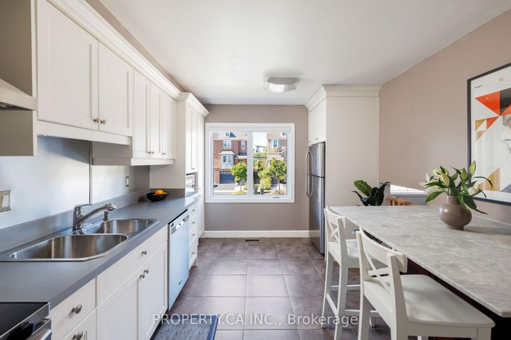 Photo 11 at 42 West Oak Crescent, Pelmo Park W4, Toronto