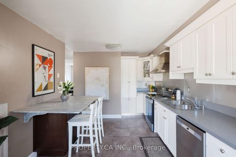 Photo 5 at 42 West Oak Crescent, Pelmo Park W4, Toronto