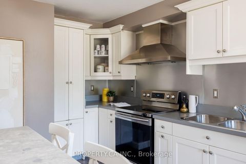 Photo 9 at 42 West Oak Crescent, Pelmo Park W4, Toronto