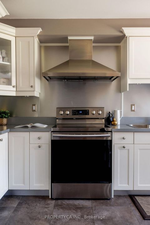 Photo 10 at 42 West Oak Crescent, Pelmo Park W4, Toronto