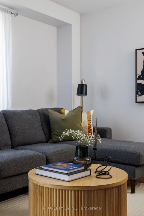Photo 17 at 42 West Oak Crescent, Pelmo Park W4, Toronto