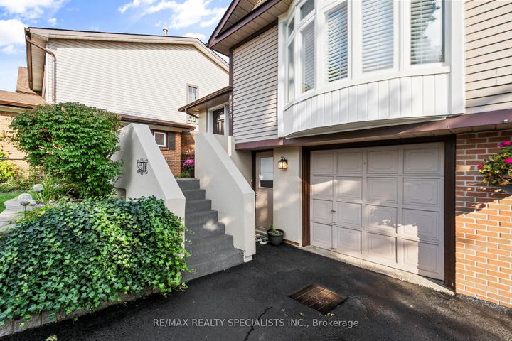 Photo 2 at 4250 Jefton Crescent, Erin Mills, Mississauga