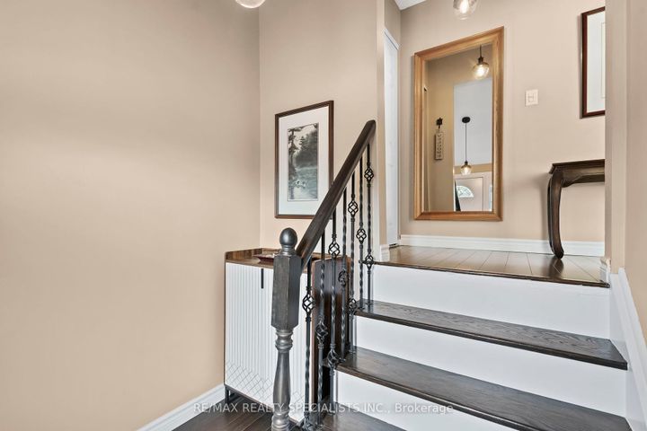 Photo 4 at 4250 Jefton Crescent, Erin Mills, Mississauga