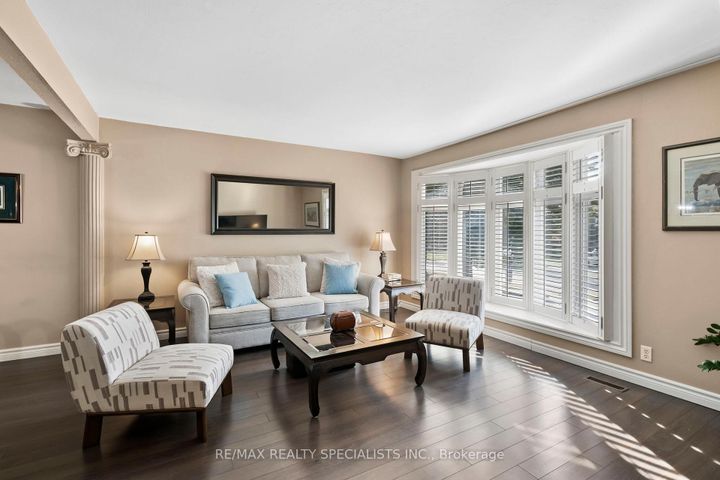 Photo 5 at 4250 Jefton Crescent, Erin Mills, Mississauga