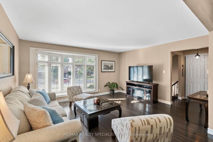 Photo 7 at 4250 Jefton Crescent, Erin Mills, Mississauga