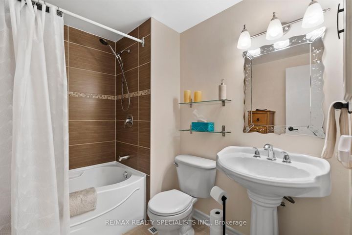 Photo 12 at 4250 Jefton Crescent, Erin Mills, Mississauga