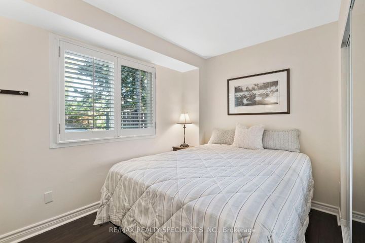 Photo 22 at 4250 Jefton Crescent, Erin Mills, Mississauga