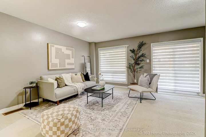 Photo 2 at 113 Wilkes Crescent, Birchmount, Toronto