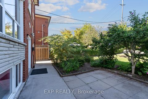Photo 2 at 160 Varsity Road, Lambton Baby Point, Toronto
