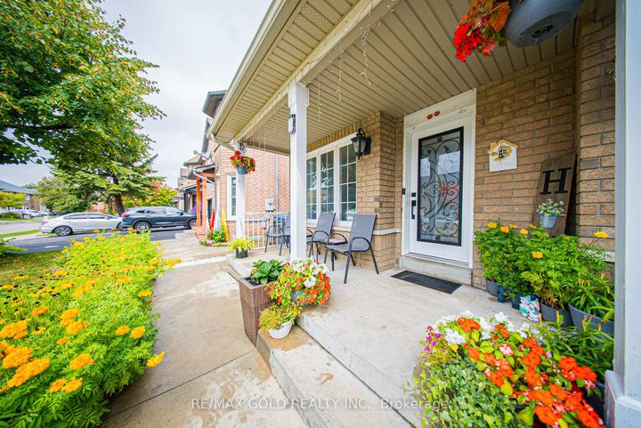 Photo 2 at 11 Flatlands Way, Wellington, Brampton