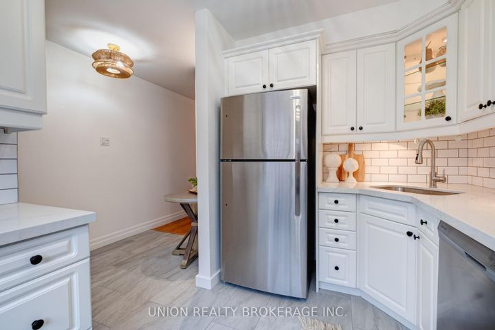 Photo 11 at 9 - 90 Kippendavie Avenue, The Beaches, Toronto