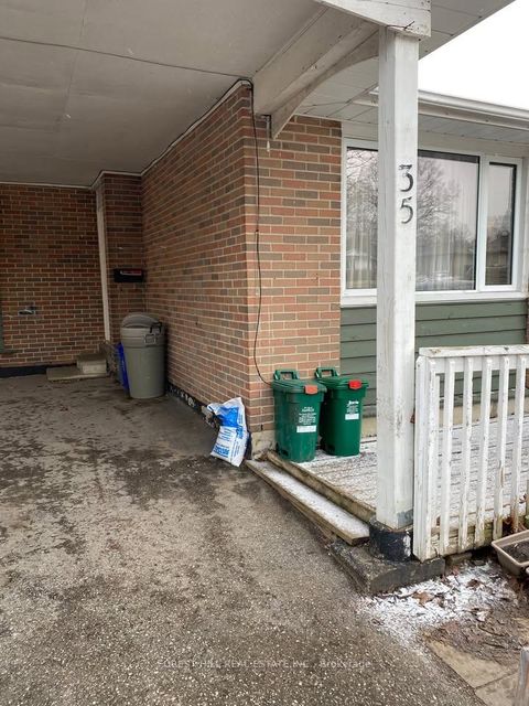 Photo 2 at 35 Daphne Crescent, Cundles East, Barrie
