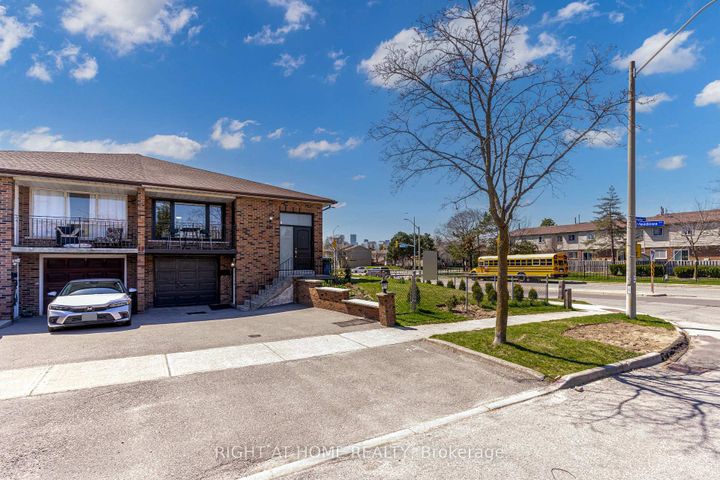 Photo 1 at 484 Kelvedon Mews, Rathwood, Mississauga