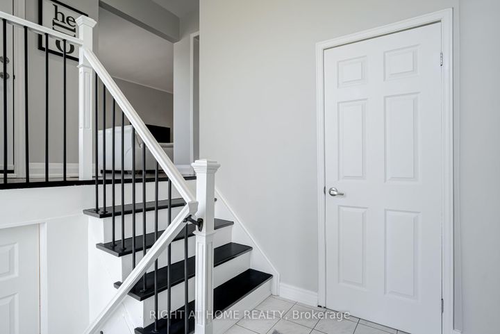 Photo 2 at 484 Kelvedon Mews, Rathwood, Mississauga