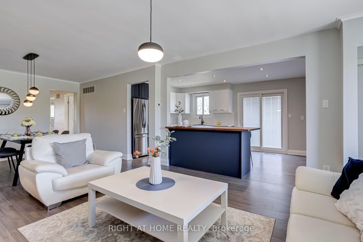 Photo 4 at 484 Kelvedon Mews, Rathwood, Mississauga