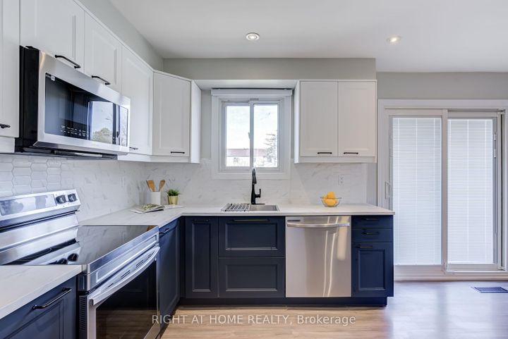 Photo 5 at 484 Kelvedon Mews, Rathwood, Mississauga