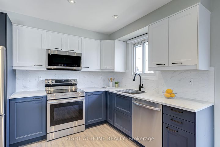 Photo 7 at 484 Kelvedon Mews, Rathwood, Mississauga