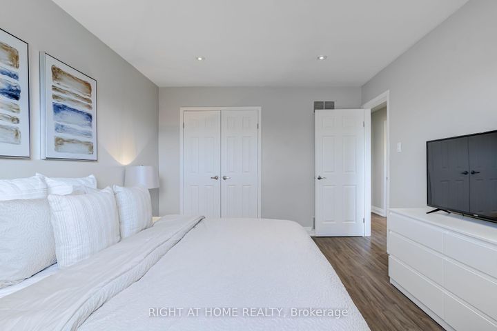 Photo 11 at 484 Kelvedon Mews, Rathwood, Mississauga