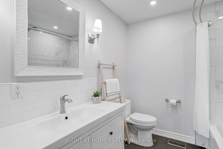 Photo 16 at 484 Kelvedon Mews, Rathwood, Mississauga
