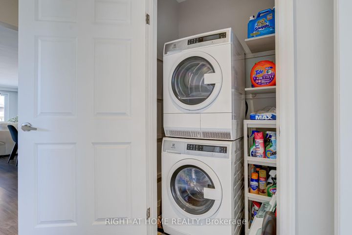 Photo 17 at 484 Kelvedon Mews, Rathwood, Mississauga