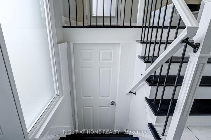 Photo 18 at 484 Kelvedon Mews, Rathwood, Mississauga