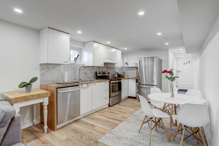 Photo 21 at 484 Kelvedon Mews, Rathwood, Mississauga