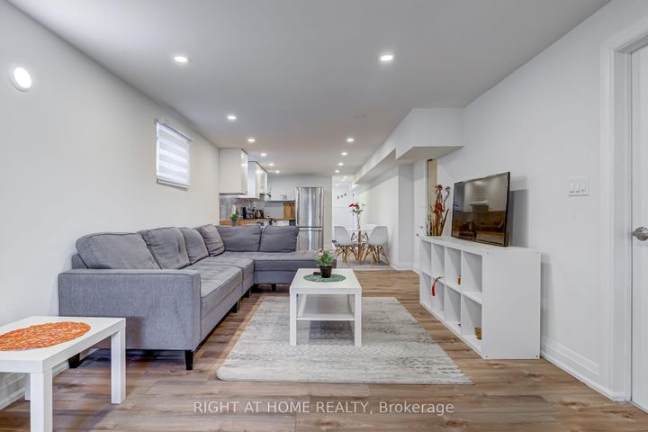 Photo 23 at 484 Kelvedon Mews, Rathwood, Mississauga