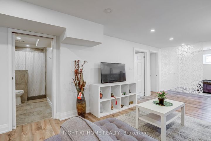 Photo 25 at 484 Kelvedon Mews, Rathwood, Mississauga
