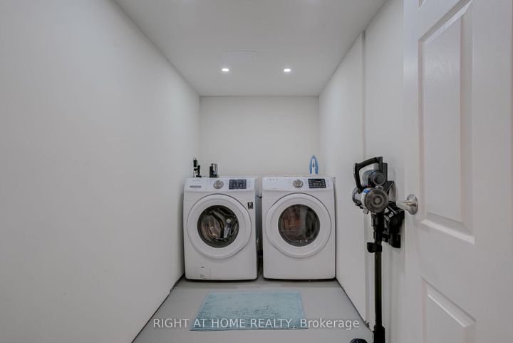 Photo 30 at 484 Kelvedon Mews, Rathwood, Mississauga