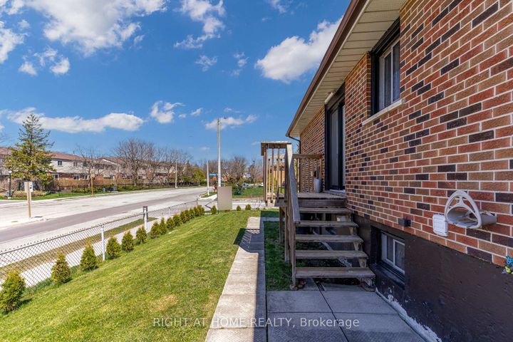 Photo 32 at 484 Kelvedon Mews, Rathwood, Mississauga
