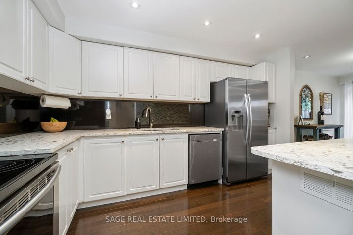 Photo 3 at 16 - 3308 The Credit Woodlands, Erindale, Mississauga