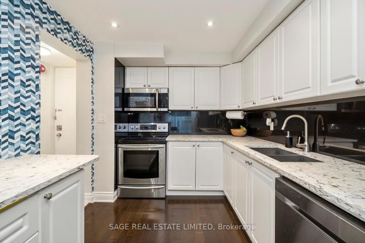 Photo 4 at 16 - 3308 The Credit Woodlands, Erindale, Mississauga