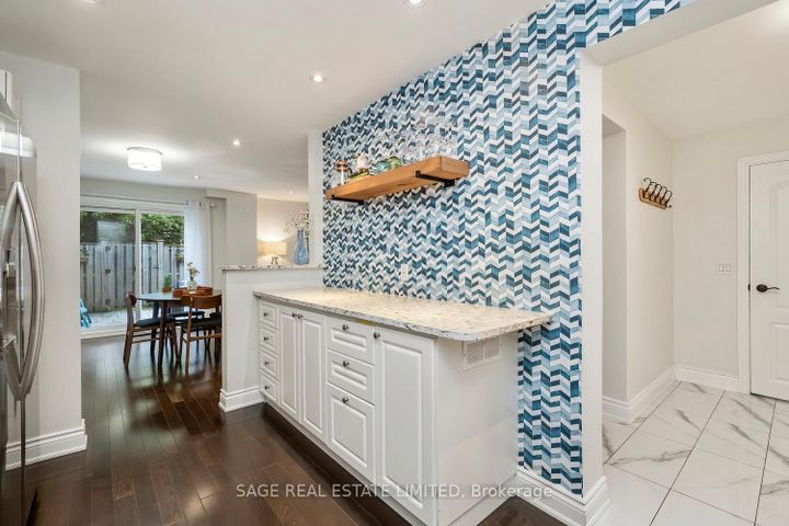 Photo 5 at 16 - 3308 The Credit Woodlands, Erindale, Mississauga