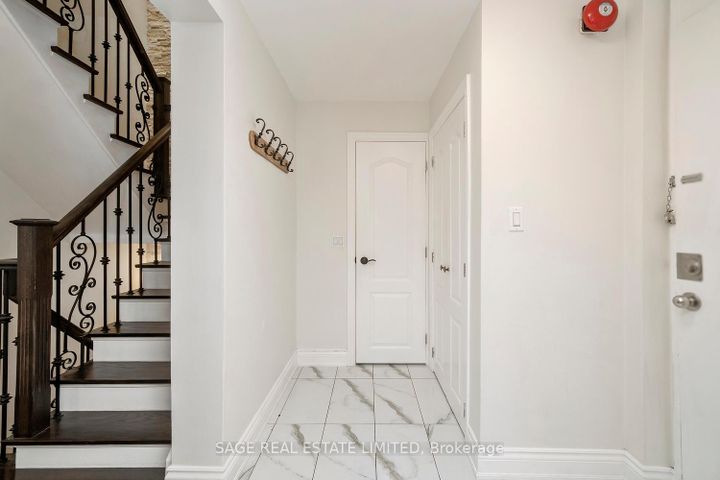 Photo 6 at 16 - 3308 The Credit Woodlands, Erindale, Mississauga